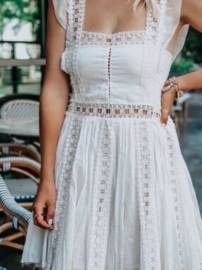 White Lace-Panel Mini Dress with Square Neck XS / S